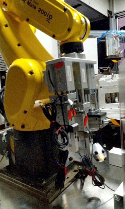 Fanuc robotti + kompaktisylinteri CMPGK + tarttujat P2K + kääntöyksikkö R3K